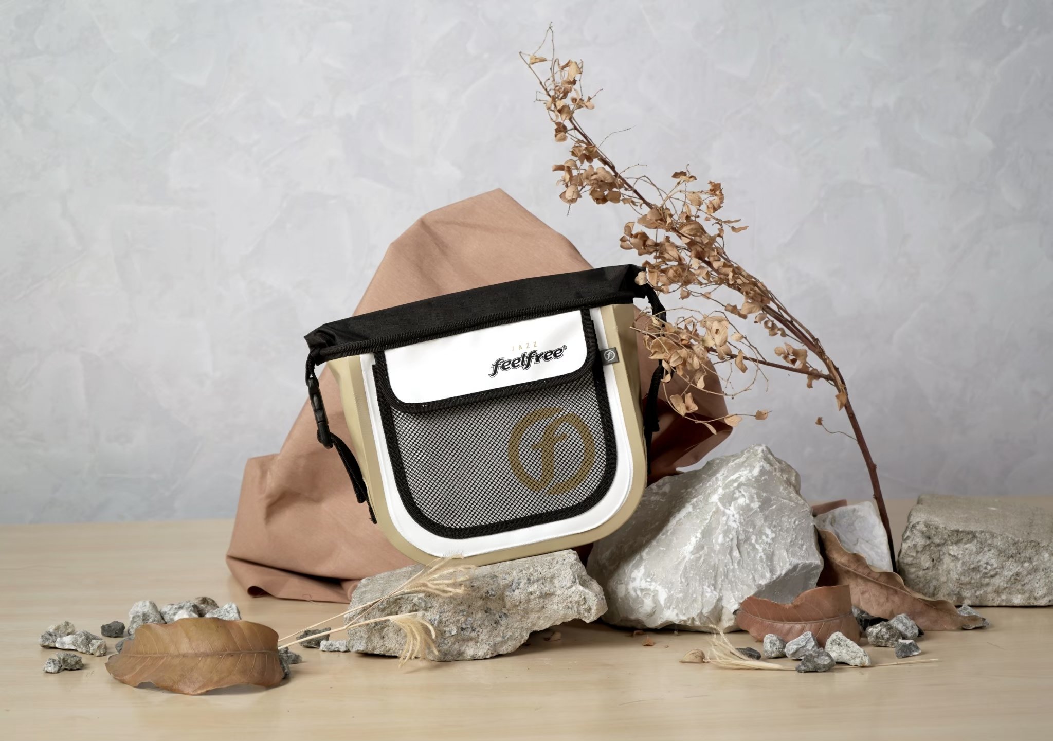 กระเป๋าสะพายกันน้ำ FEELFREE JAZZ 23 สี WHITE / TAN_1